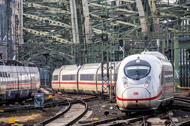 Rail track in front of Cologne Central Station, Hohenzollern Bridge across the Rhine, ICE long-distance trains in front of the railway bridge, Cologne, North Rhine-Westphalia, Germany