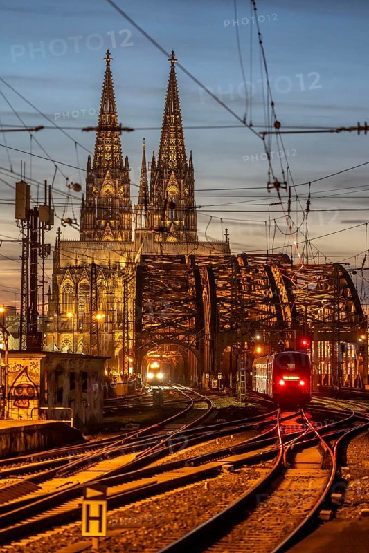 Rail track in front of Cologne Central Station, Hohenzollern Bridge across the Rhine, regional trains, in front of the railway bridge, Cologne Cathedral, North Rhine-Westphalia, Germany
