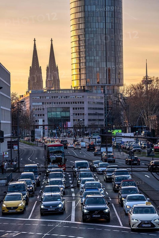 City traffic in Cologne-Deutz, rush hour in the afternoon, Opladener Strassen, Cologne Cathedral, Cologne-Triangle skyscraper, North Rhine-Westphalia, Germany