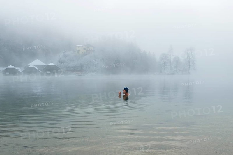 Man with cap, 55, ice bathing, including winter bathing in Königssee, Schönau am Königssee, Berchtesgadener Land, Upper Bavaria, Bavaria, Germany