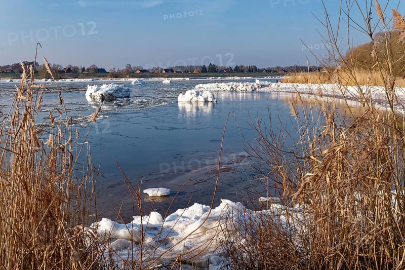 Ice flow on the Elbe in the area of the federal waterway near Geesthacht on a clear winter day. Small icebergs float downstream. Geesthacht, Schleswig-Holstein, Germany