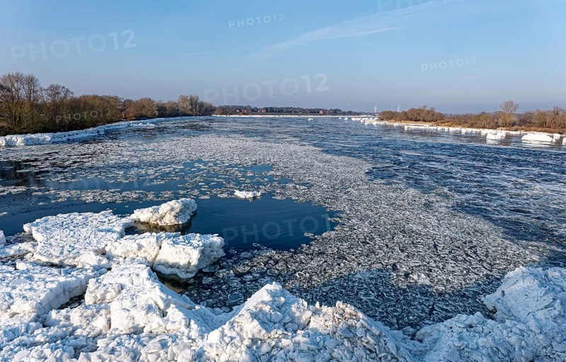 Ice flow on the Elbe in the area of the federal waterway near Geesthacht on a cold winter day. Small icebergs float downstream. Geesthacht, Schleswig-Holstein, Germany