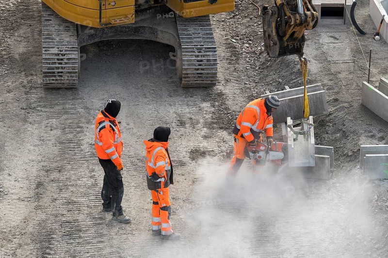 Construction workers in protective clothing work with machines on a dusty construction site, cut-off machines, Untertürkheim parking lot, Stuttgart, Baden-Württemberg, Germany