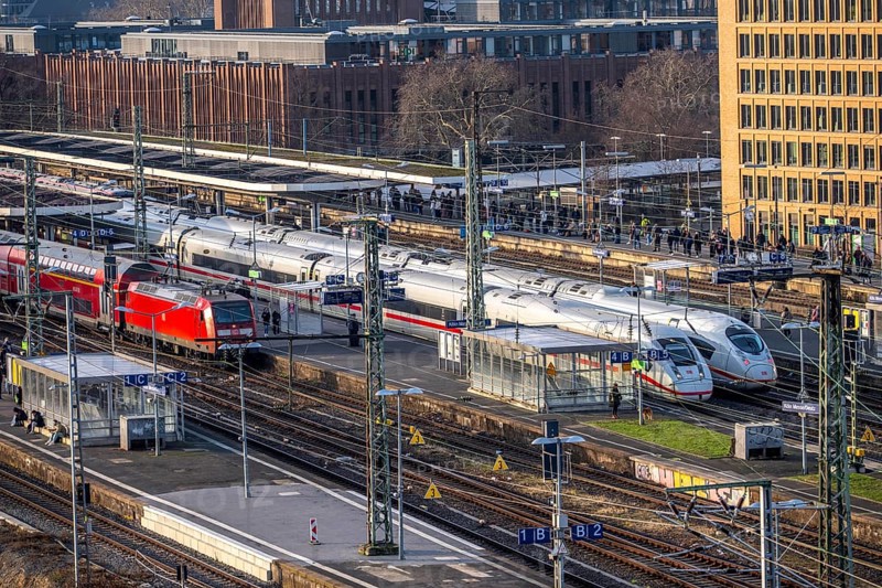 Cologne-Messe/Deutz station, 2nd largest train station in Cologne, transfer station between long-distance and local transport, exhibition station, 8 platform tracks, North Rhine-Westphalia, Germany