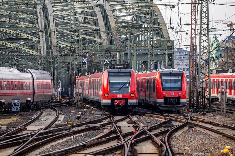 Railway in front of Cologne Central Station, Hohenzollern Bridge across the Rhine, ICE long-distance trains and regional trains, S-Bahn, in front of the railway bridge, Cologne, North Rhine-Westphalia, Germany