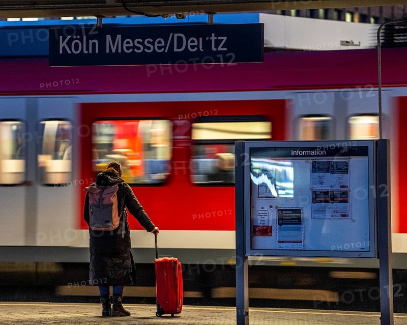 Passengers on the platform, S-Bahn train, Cologne-Messe/Deutz station, 2nd largest train station in Cologne, transfer station between long-distance and local transport, exhibition station, 8 platform tracks, North Rhine-Westphalia, Germany