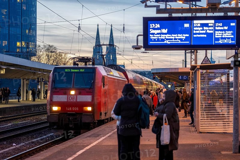 Long-distance train and regional train at Cologne-Messe/Deutz station, 2nd largest station in Cologne, transfer station between long-distance and local transport, exhibition station, 8 platform tracks, North Rhine-Westphalia, Germany