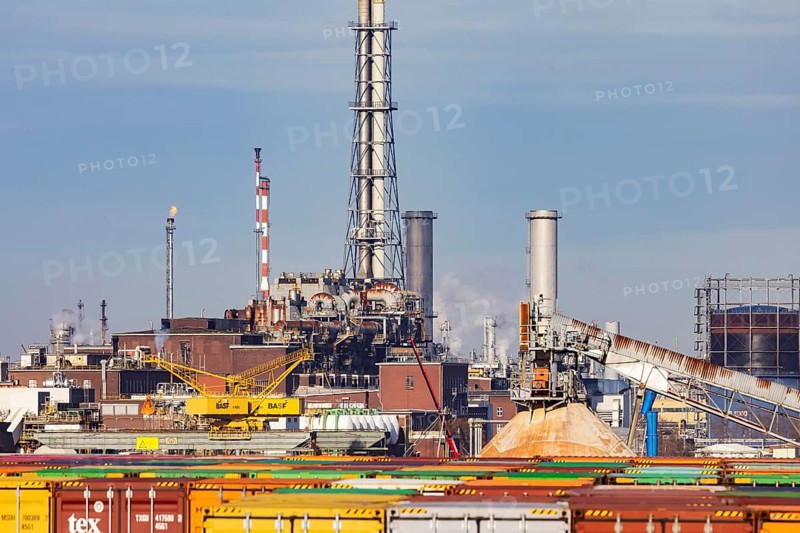 BASF factory site with chemical plants and chimneys. Baden aniline and soda factories. Chemical plant, Ludwigshafen am Rhein, Rhineland-Palatinate, Germany
