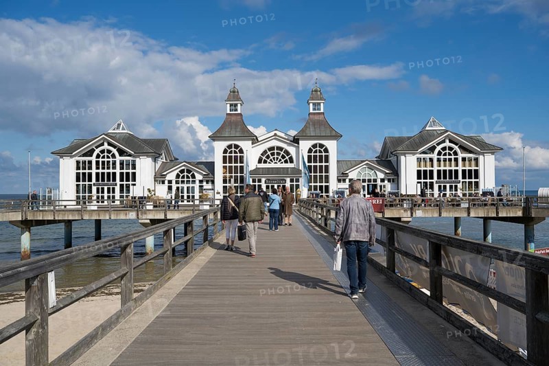 Restaurant on the pier, people on the pier, view from the jetty, Sellin, Baltic resort, Rügen island, Mecklenburg-Western Pomerania, Germany
