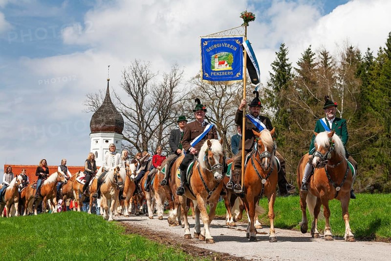 Traditional Georgiritt an der Hubkapelle Penzberg, Georgiverein, horses, riders, Upper Bavaria, Germany