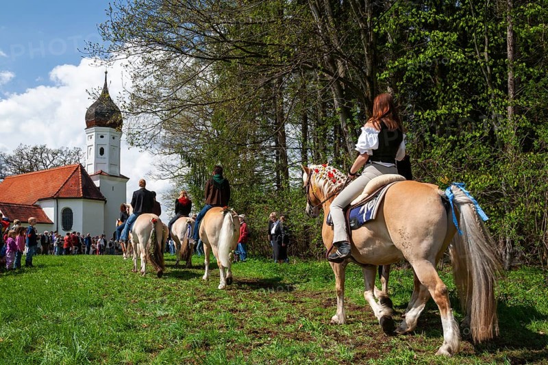 Traditional Georgiritt an der Hubkapelle Penzberg, horses, riders, Upper Bavaria, Germany