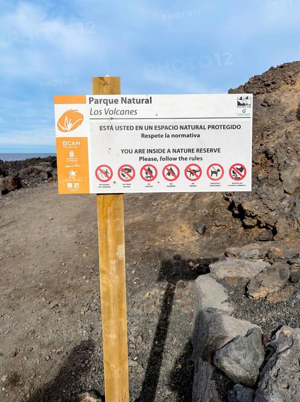 Guide on the Ruta de Litoral hiking trail through the southern volcanic fields of the Timanfaya National Park, El Golfo, Lanzarote, Canary Islands, Spain