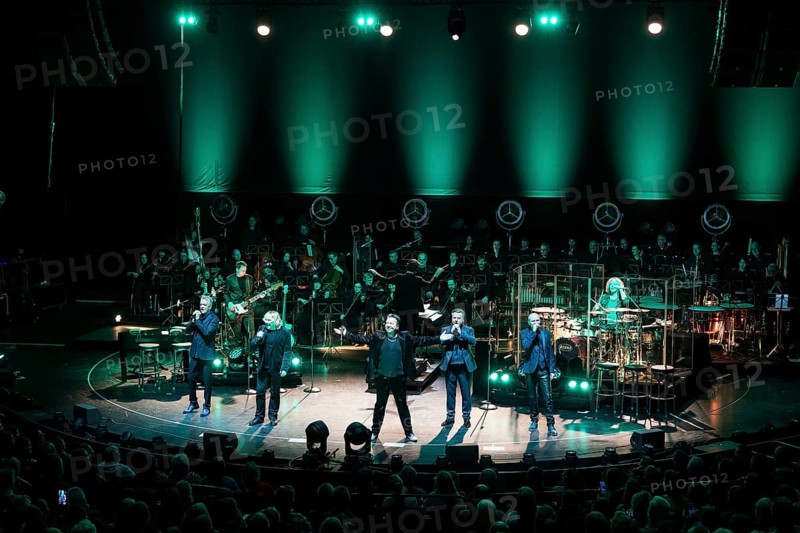 The Prinzen, consisting of the singers Jens Sembdner, Tobias Künzel, Sebastian Krumbiegel, Henri Schmidt and Wolfgang Lenk (from left to right) live on Symphonica Tour together with the Thüringen Philharmonie Gotha-Eisenach under the baton of conductor Christian Dellacher at Berlin's Friedrichstadtpalast on 19 January 2026