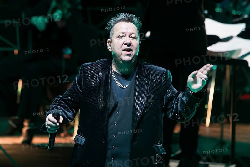 Sebastian Krumbiegel, singer of Die Prinzen live on Symphonica Tour together with the Thüringen Philharmonie Gotha-Eisenach conducted by conductor Christian Dellacher in Berlin's Friedrichstadtpalast on 19.01.2026