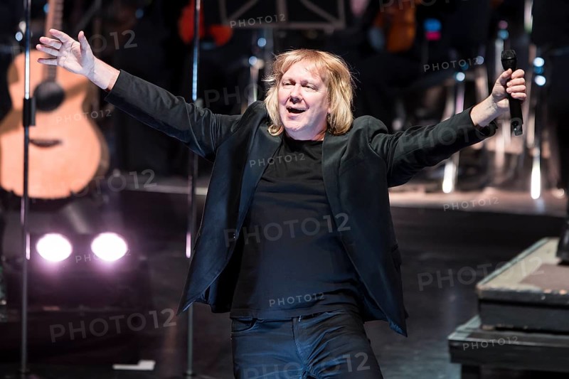 Tobias Künzel, singer of Die Prinzen live on Symphonica Tour together with the Thüringen Philharmonie Gotha-Eisenach conducted by conductor Christian Dellacher in Berlin's Friedrichstadtpalast on 19.01.2026