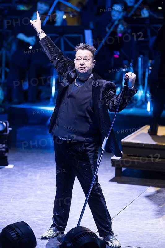Sebastian Krumbiegel, singer of Die Prinzen live on Symphonica Tour together with the Thüringen Philharmonie Gotha-Eisenach conducted by conductor Christian Dellacher in Berlin's Friedrichstadtpalast on 19.01.2026