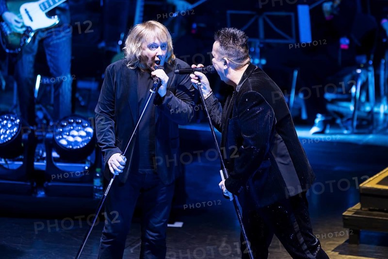 Tobias Künzel and Sebastian Krumbiegel, singers of Die Prinzen live on Symphonica Tour together with the Thüringen Philharmonie Gotha-Eisenach conducted by conductor Christian Dellacher in Berlin's Friedrichstadtpalast on 19.01.2026