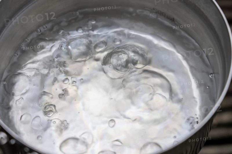 Water boils in a pot, boiling point, 100°C, air bubbles, symbolic picture