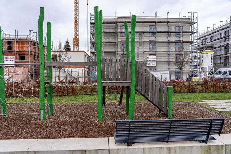 New development area Am alten Angerbach in Duisburg-Huckingen, on approx. 17 hectares, 300 new residential units, apartments and houses were built in 5 years, as well as a daycare center, construction site of the last major project, favorite center, with 35 condominiums and 8 semi-detached houses, public playground