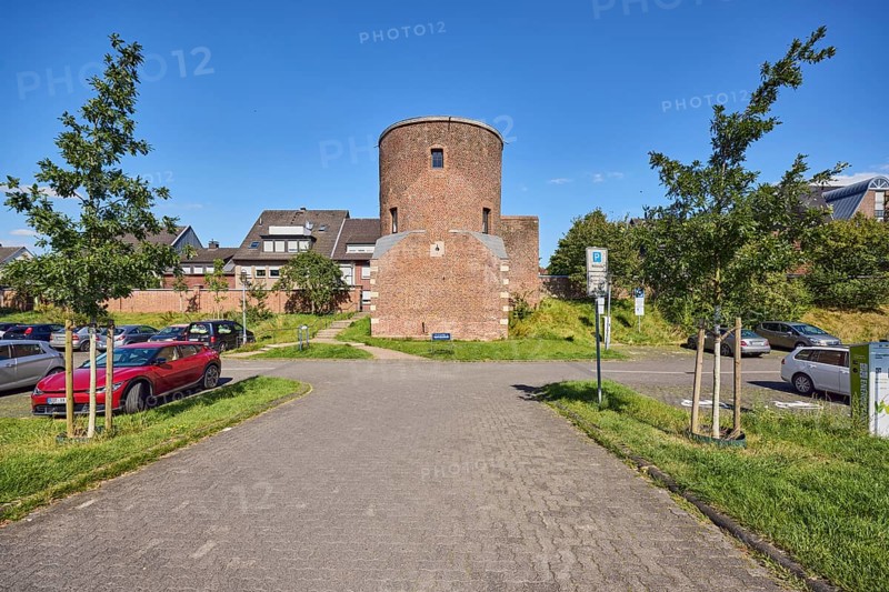 Holkensturm, historic city fortification, tower, parking lot with cars, residential building, general architecture, meadow, trees, blue sky, cloudless, Butenwall, Wallstraße, Borken, Münsterland, Borken district, North Rhine-Westphalia, Germany