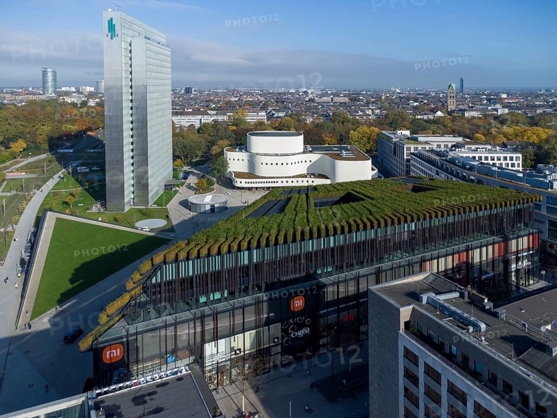 Gustaf-Gründgens-Platz with playhouse, three-disc house and Kö-Bogen-II greened with hornbeam trees, Düsseldorf, North Rhine-Westphalia, Germany