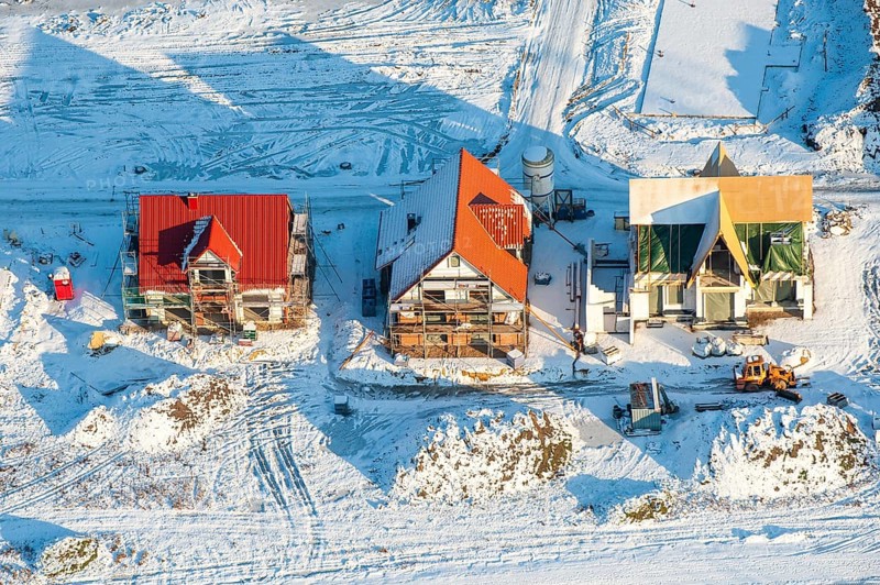 Bad weather on construction, construction site, ice, snow, cold, construction freeze, climate, winter, short-time work, short-time work allowance, house, house construction, single-family house, aerial view, Germany