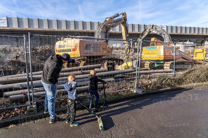 Spectators, teethers during the demolition of the 120 meter long motorway bridge of the A516, across Teutoburger Straße in Oberhausen-Sterkrade, the bridge, built in 1970, was severely damaged, traffic continues to roll on the still existing West Bridge, after demolition, the eastern part is rebuilt using a process that is unique in the world to date, 40 meter long precast concrete beams are assembled one after the other, reducing construction time from 24 to 7 months, after the completion of this bridge, the western part will also be rebuilt, North Rhine-Westphalia, Germany