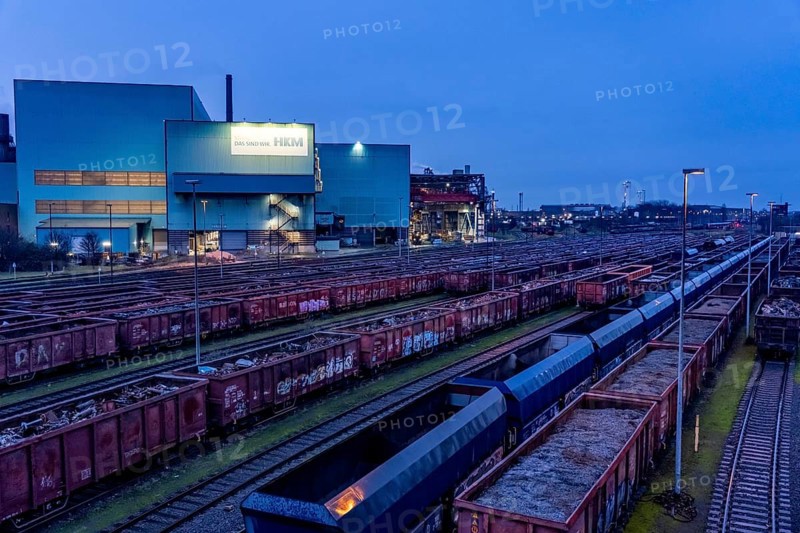 Hüttenwerke Krupp-Mannesmann, HKM in Duisburg, halls of the blast steel mill, tracks of the marshalling yard, freight wagon with scrap metal, to melt down, North Rhine-Westphalia, Germany