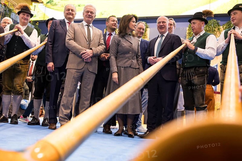 Joachim Rukwied (President of the German Farmers' Association), Alios Rainer (Federal Minister for Agriculture, Food and Home Affairs), Christophe Hansen (Commissioner for Agriculture and Rural Development), Michaela Kaniber (Minister of State for Food, Agriculture, Forestry and Tourism in Bavaria) and Kai Wegner (Governing Mayor of Berlin) between alphorn players at the Bavarian stand during the opening tour of the Green Week at the exhibition grounds in Berlin on 16 January 2026. The trade fair for the agricultural and food industry will take place from 16 to 25 January 2026