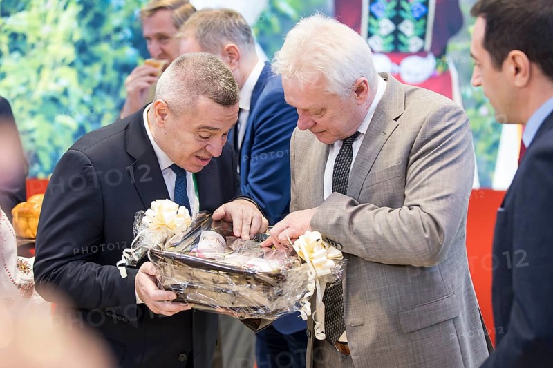 Georgi Tahov (Minister of Agriculture and Food in Bulgaria) presents a gift to Alios Rainer (Federal Minister of Agriculture, Food and Home Affairs) at the Bulgarian stand during the opening tour of the Green Week at the exhibition grounds in Berlin on 16 January 2026. The trade fair for agriculture and food will take place from 16-25 January 2026