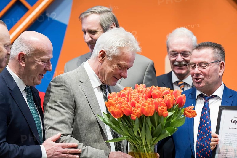 Alios Rainer (Federal Minister of Agriculture, Food and Home Affairs) smells a bouquet of tulips in the hall of the Netherlands during the opening tour of the Green Week at the exhibition grounds in Berlin on 16 January 2026. The trade fair for the agricultural and food industry will take place from 16-25 January 2026