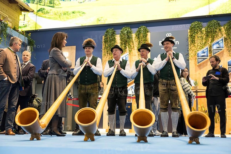 Michaela Kaniber (Minister of State for Food, Agriculture, Forestry and Tourism in Bavaria) stands next to four alphorn players at the Bavarian stand during the opening tour of the Green Week at the exhibition grounds in Berlin on 16 January 2026. The trade fair for the agricultural and food industry will take place from 16-25 January 2026