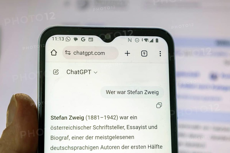 Smartphone with chat GPT page open (symbolic image)