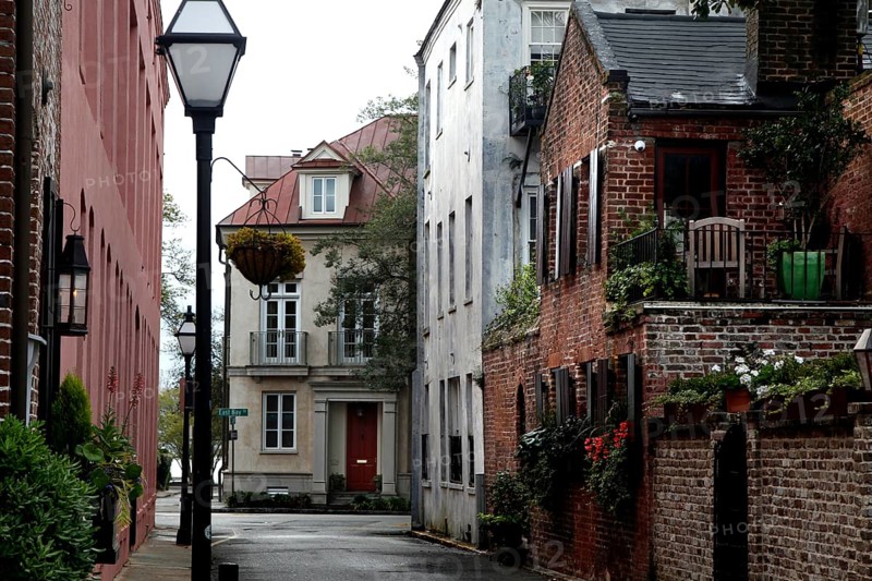 Idyllic narrow alley with historic buildings and vegetation in Charleston, Charleston, South Carolina, USA