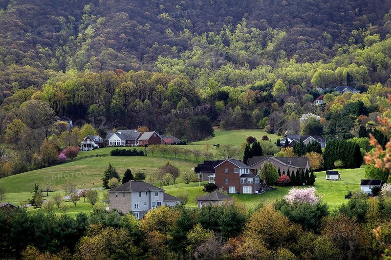 Hilly situated settlement with individual houses