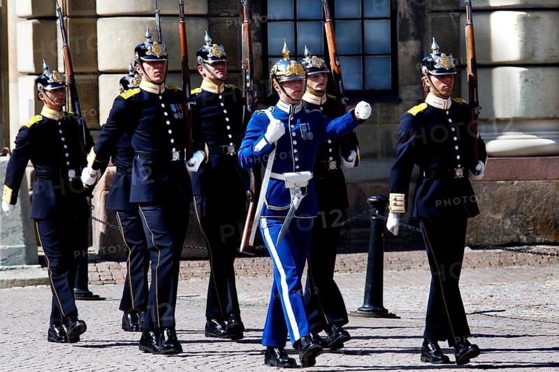 S Stockholm, Gamla Stan, Kungliga Slottet (royal castle), changing of the guard