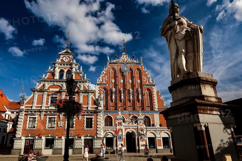 The House of Blackheads with Roland Statue on Town Hall Square, Rathausplatz, Rathausplatz, Riga, Latvia