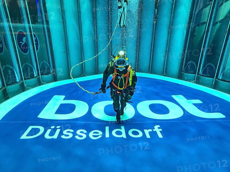 Press photo Helmet diver with modern equipment in the diving tower with boot Düsseldorf lettering below from Messe Boot Düsseldorf, Düsseldorf, North Rhine-Westphalia, Germany