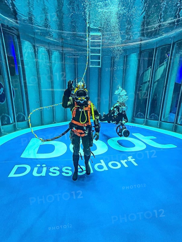 Press photo Helmet diver with modern equipment in the background Recreational diver with small underwater scooter in the diving tower with lettering boot Düsseldorf below from Messe Boot Düsseldorf, Düsseldorf, North Rhine-Westphalia, Germany