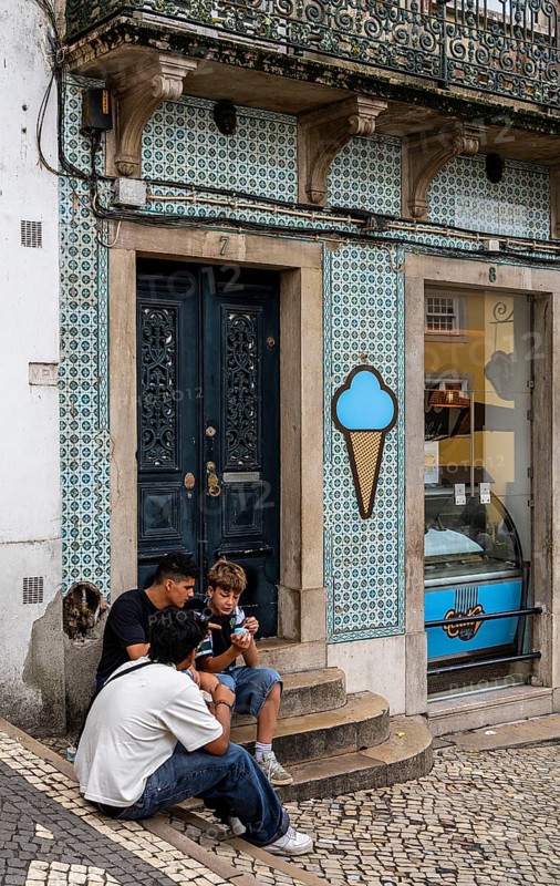 Young people eating ice cream, old town on Rue Padarias, Sintra, Lisbon, Portugal
