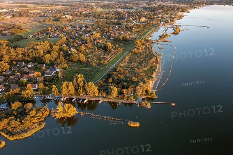 Lembruch, Lower Saxony, Germany, Dümmer See at the outflow of the river Lohne with banks, harbours, boats and weekend houses, calm water surface with reflections