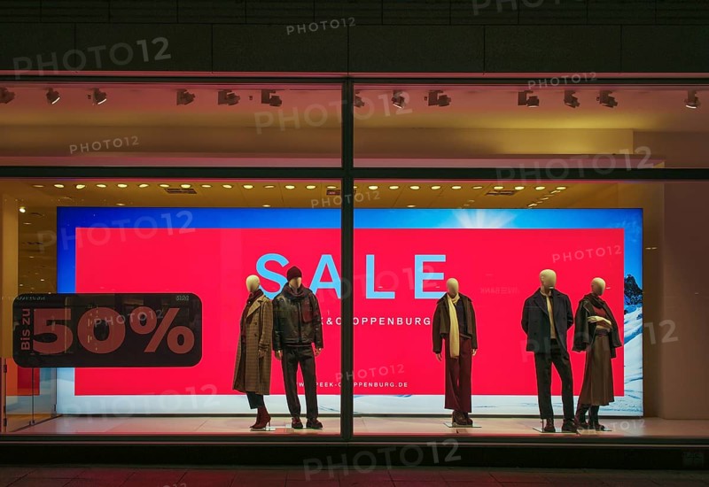 Night view, sale, shop window, window display, Peek & Cloppenburg, logo, department store chain, retail, shop, city, pedestrian zone, Königsstraße, passers-by, Stuttgart, Baden-Württemberg, Germany