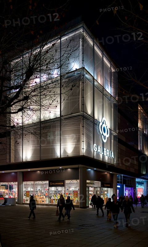 Night view, Galeria Kaufhof, logo, department store chain, retail store, downtown, city, pedestrian zone, Königsstraße, passers-by, Stuttgart, Baden-Württemberg, Germany