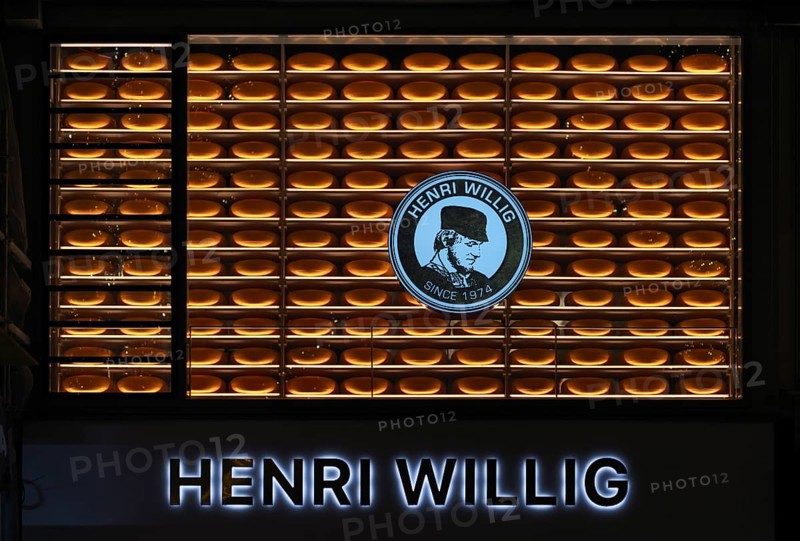 Night view, Henri Willig, cheese, logo, retail, shop, downtown, city, pedestrian zone, Königsstraße, passers-by, Stuttgart, Baden-Württemberg, Germany