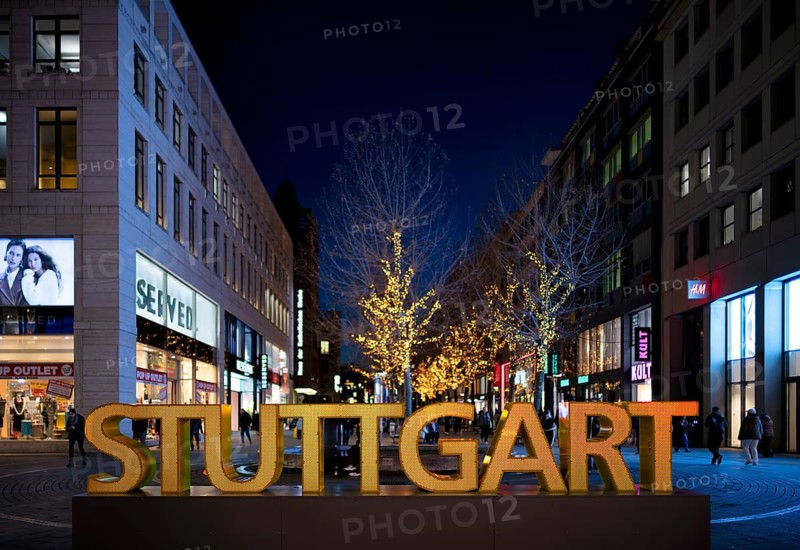 Night shot logo lettering STUTTGART people, passers-by, Königsstraße, Schlossplatz, pedestrian zone, city, Christmas decoration, Christmassy, Stuttgart, Baden-Württemberg, Germany