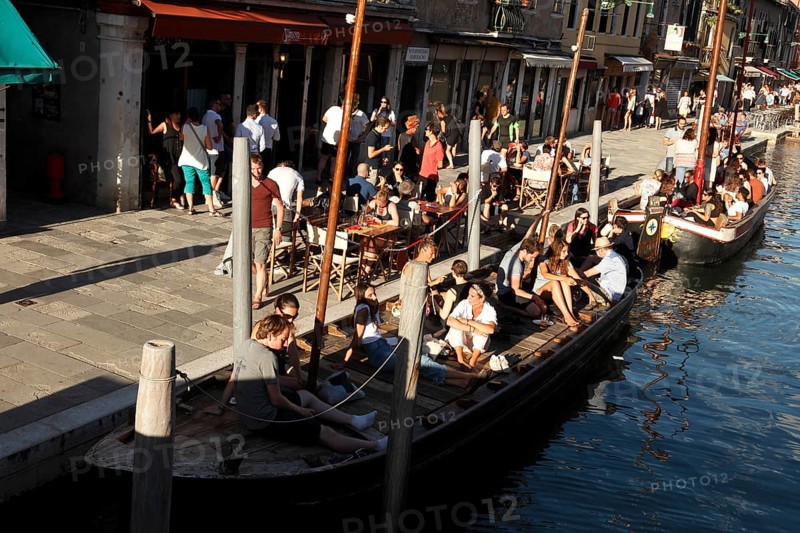 Bàcaria Al Timon, small pub, here you drink wine or spritz and eat the cicchetti Veneziani, tapas, here you also sit the boats in front of the Bàcaria, Venice, Italy