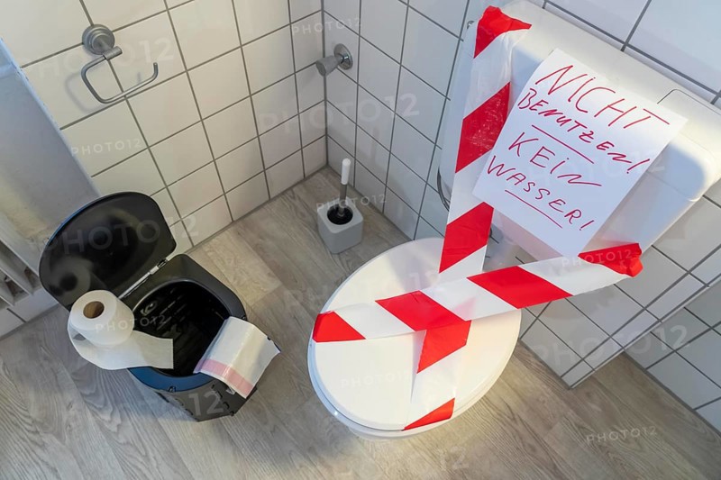 Symbolic picture blackout, extensive, prolonged power failure, in private environments, without electricity, the water supply also fails, toilet flush no longer works, emergency toilet, mobile toilet, camping toilet as an emergency replacement, disposal in bags