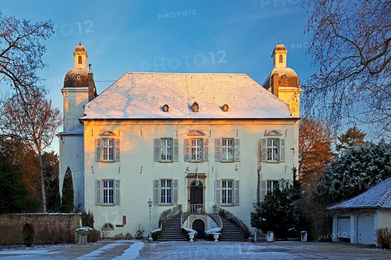 Schloss Lauersfort im winter, Moers, Wesel District, Lower Rhine, North Rhine-Westphalia, Germany