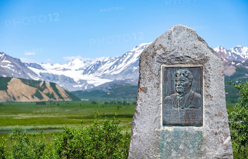 Wilds Preston Richardson Monument, memorial stone for the builder of the Richardson Highway, picturesque landscape Gulkana Glacier and summit Icefall Peak, Richardson Highway, Alaska Range, Alaska, USA