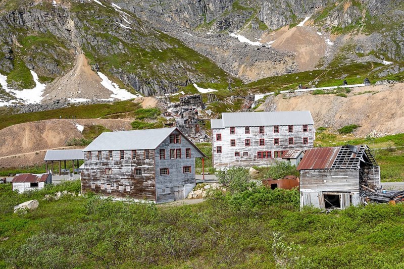 Building of the former Gold Mine Independence Mine in mountainous landscape, Independence Mine State Historical Park, Hatcher Pass, Talkeetna Mountains, Alaska, USA